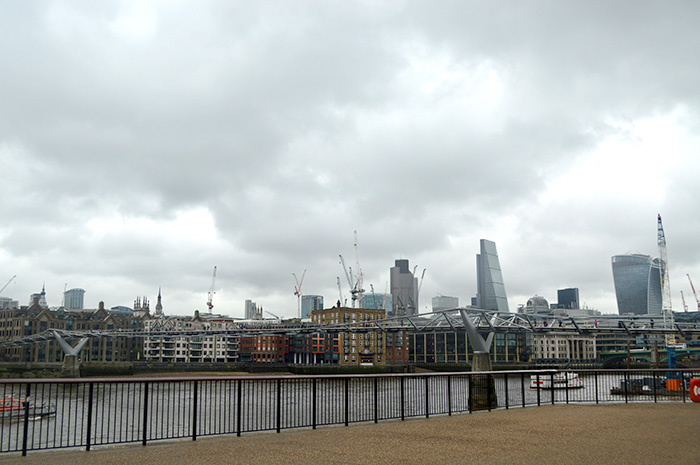 Take a walk along the Thames in London // Nattie on the Road