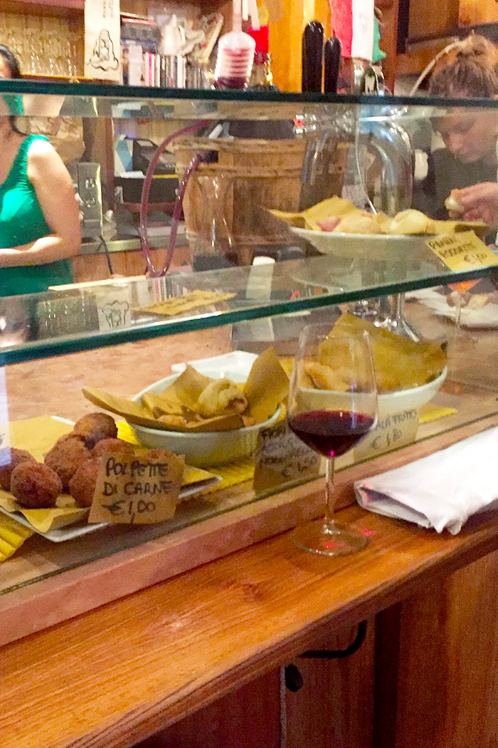 Best place to grab a snack in Venice? The cicchetti bars // Nattie on the Road