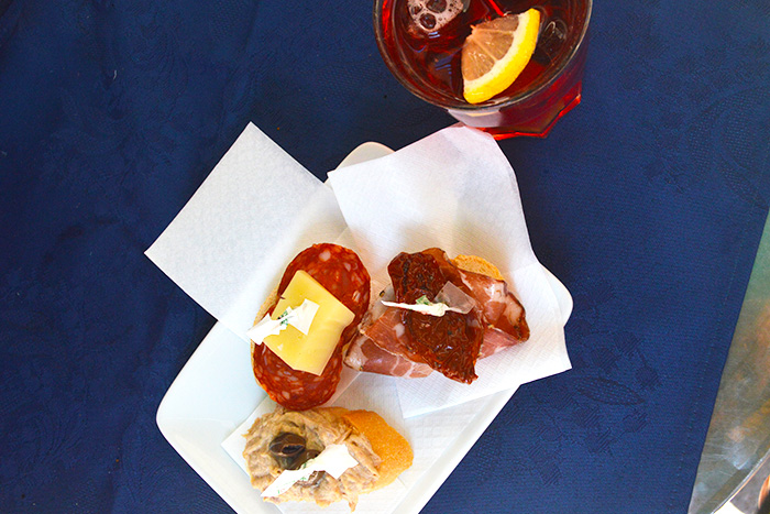 Grab an afternoon snack in Venice at a cicchetti bar // Nattie on the Road