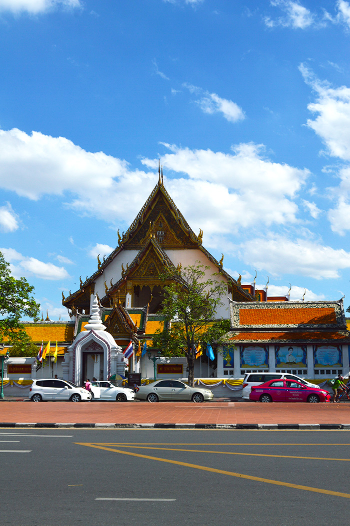 Remember that cars drive on the left in Thailand // Nattie on the Road